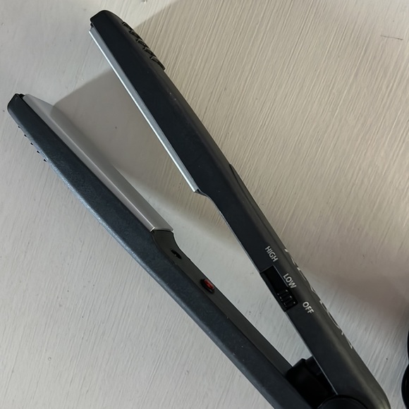 Revlon Essentials Ceramic 1" Flat Iron, Black - Picture 2 of 2